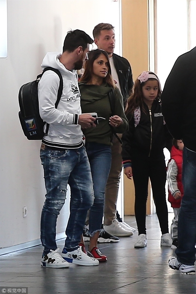 梅西苏牙机场现身 遇热情球迷围堵求签名合影