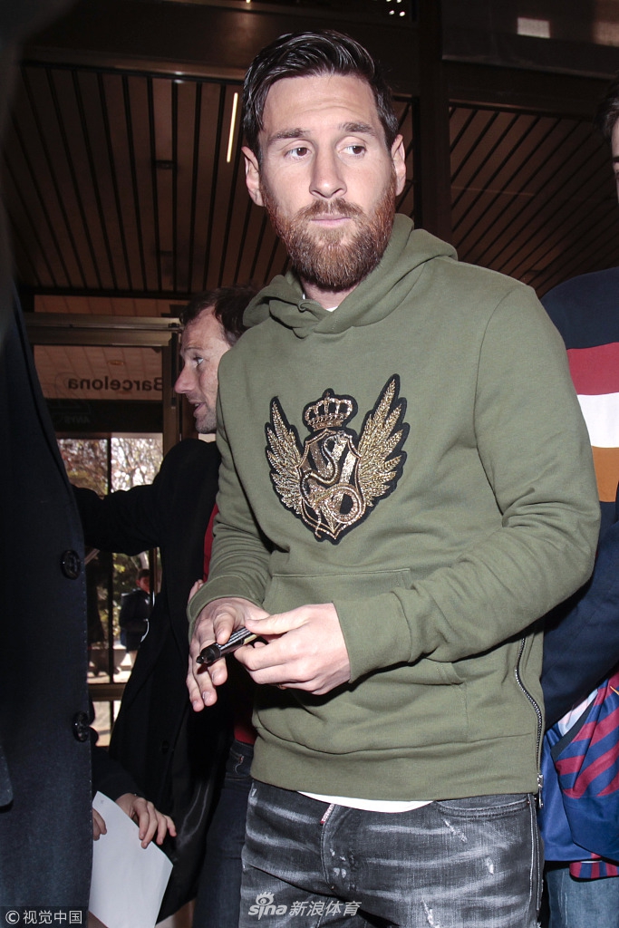 梅西、苏牙赴医院出席活动送关怀 与孩子互动爱心满满