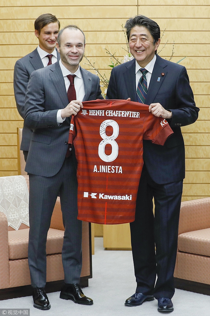 安倍晋三会见伊涅斯塔 获赠球衣笑逐言开