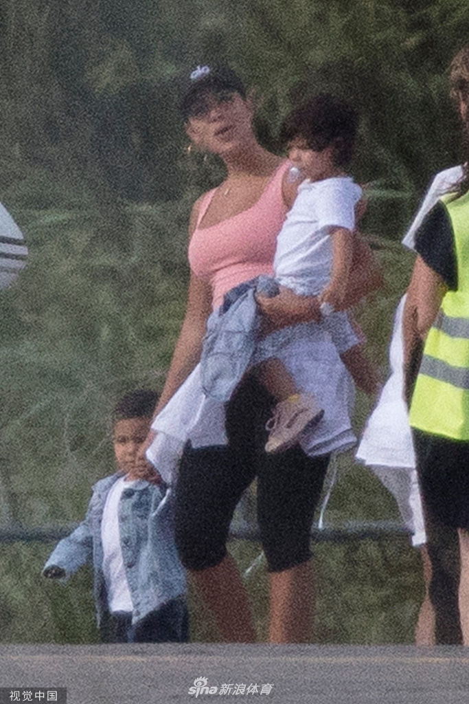 C罗携妻儿坐私人飞机度假