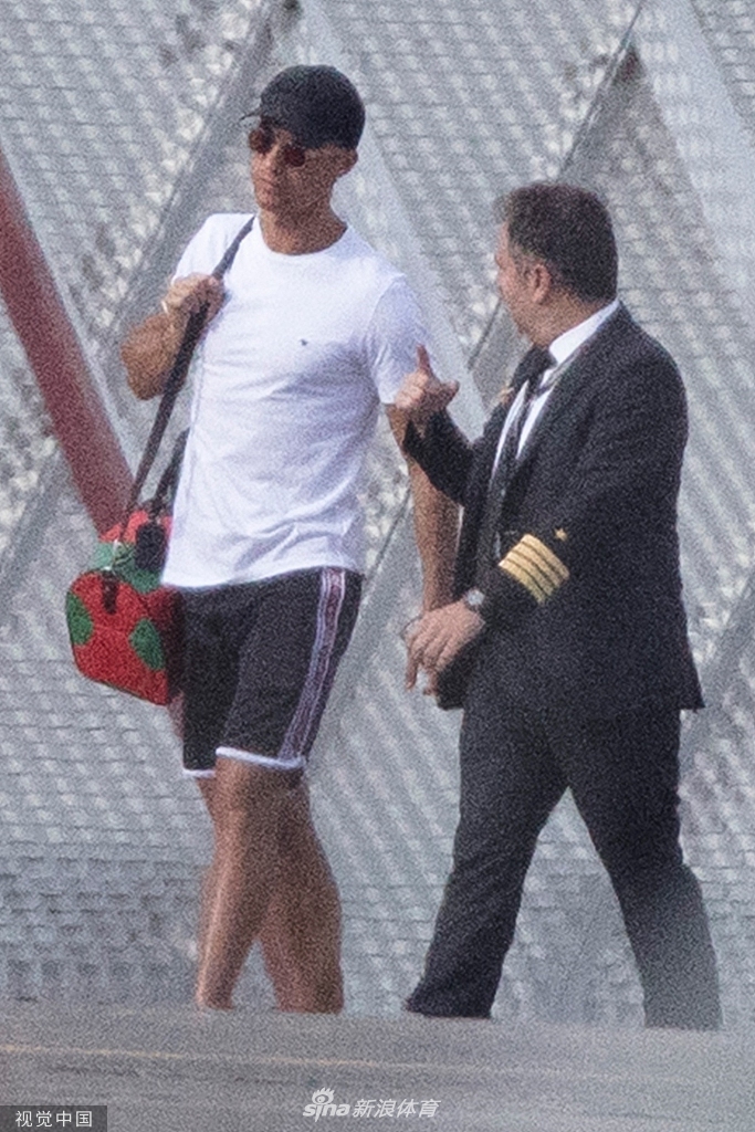 C罗携妻儿坐私人飞机度假