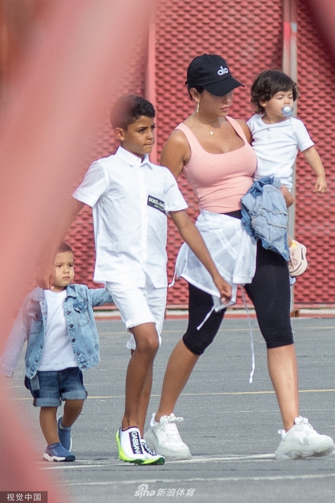 C罗携妻儿坐私人飞机度假