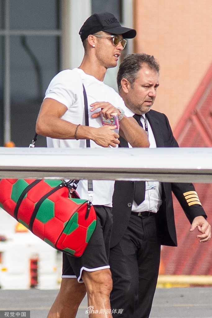 C罗携妻儿坐私人飞机度假