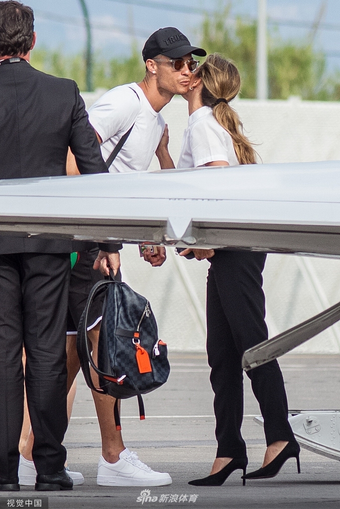C罗携妻儿坐私人飞机度假
