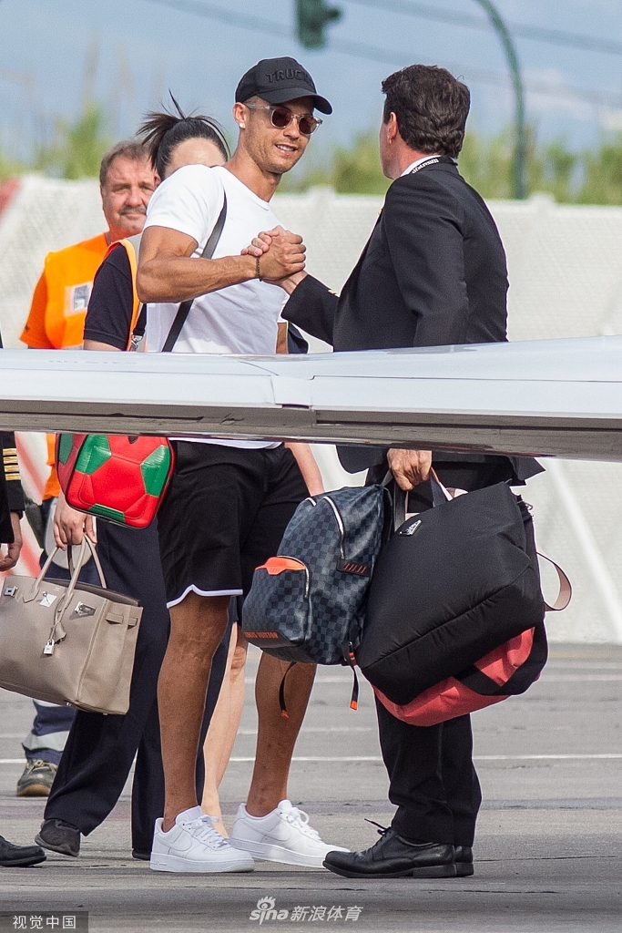 C罗携妻儿坐私人飞机度假