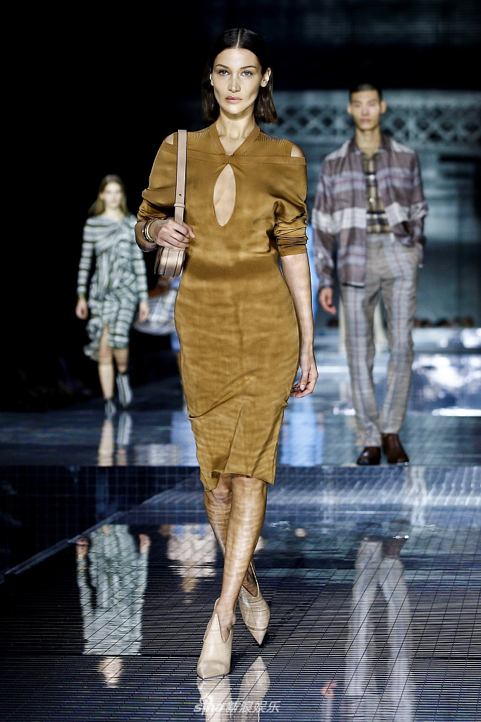 "肯豆"变蝴蝶仙子揽男伴甜笑合照 贝拉穿镂空拼色装小露性感