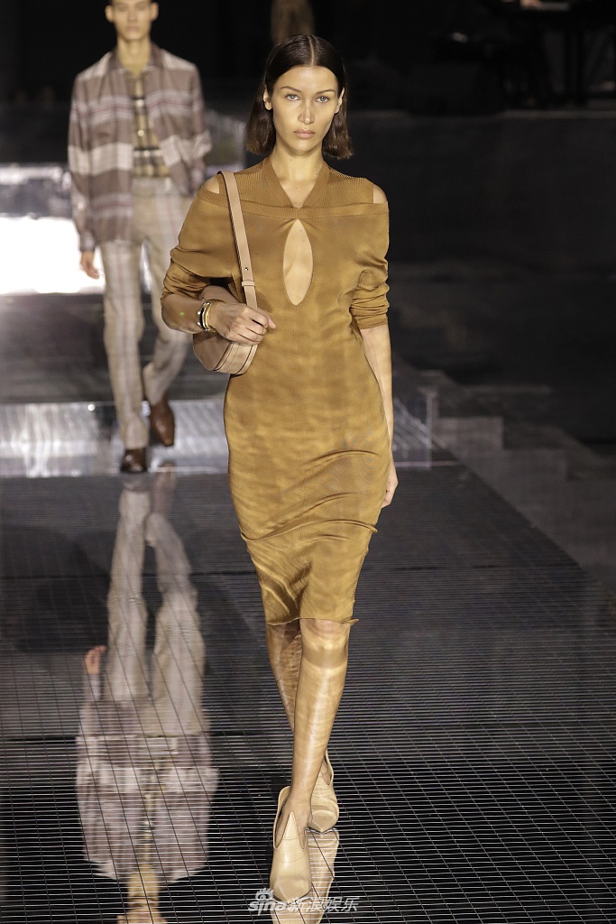 "肯豆"变蝴蝶仙子揽男伴甜笑合照 贝拉穿镂空拼色装小露性感