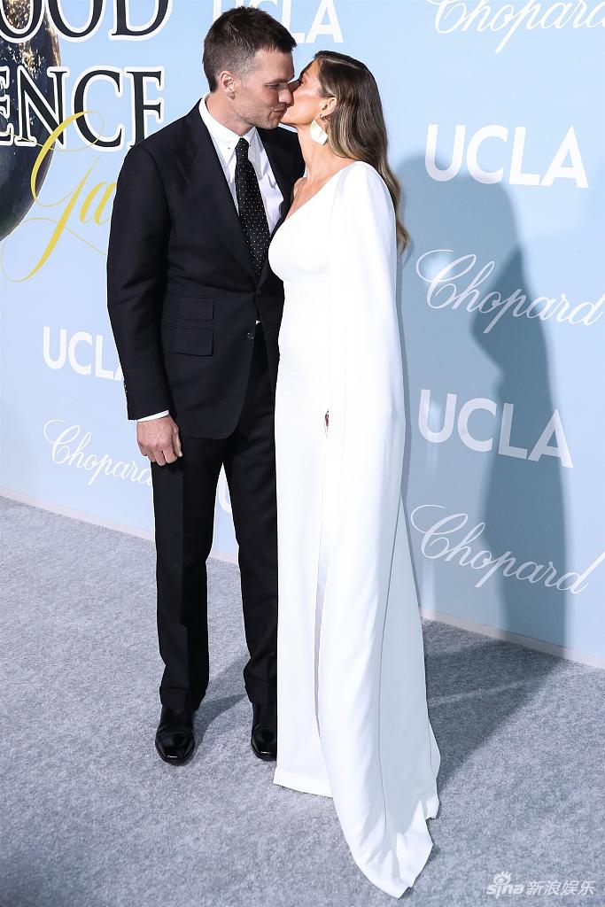 吉赛尔・邦辰一袭白裙优雅迷人 和老公当众kiss撒狗粮