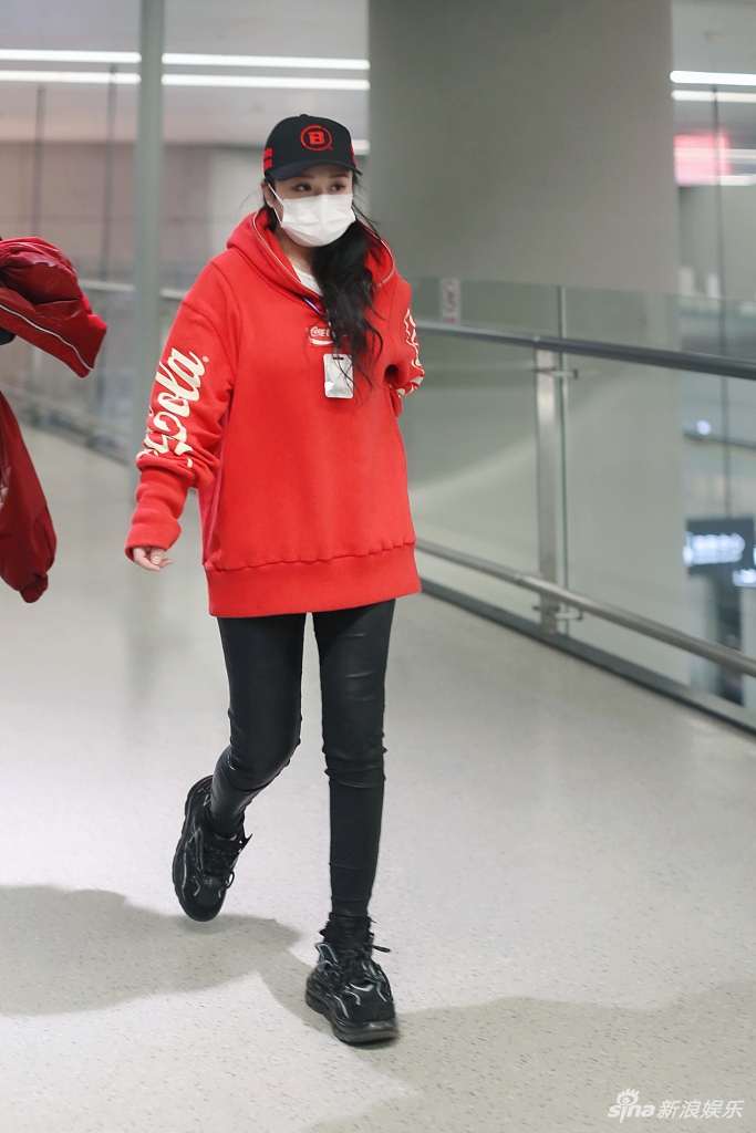 冉莹颖红卫衣棒球帽青春减龄 独自亮相不见老公陪伴
