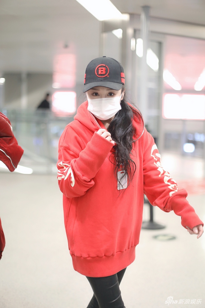 冉莹颖红卫衣棒球帽青春减龄 独自亮相不见老公陪伴