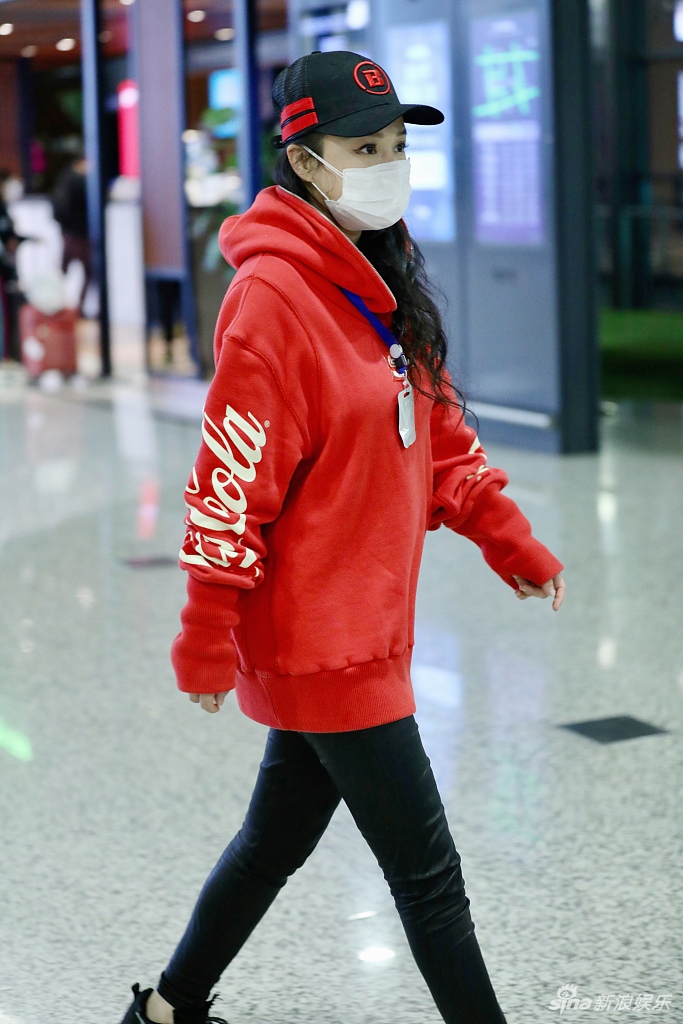 冉莹颖红卫衣棒球帽青春减龄 独自亮相不见老公陪伴