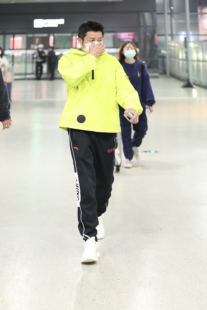 邹市明独自低调现身一路忙看手机 穿运动衣造型清新休闲