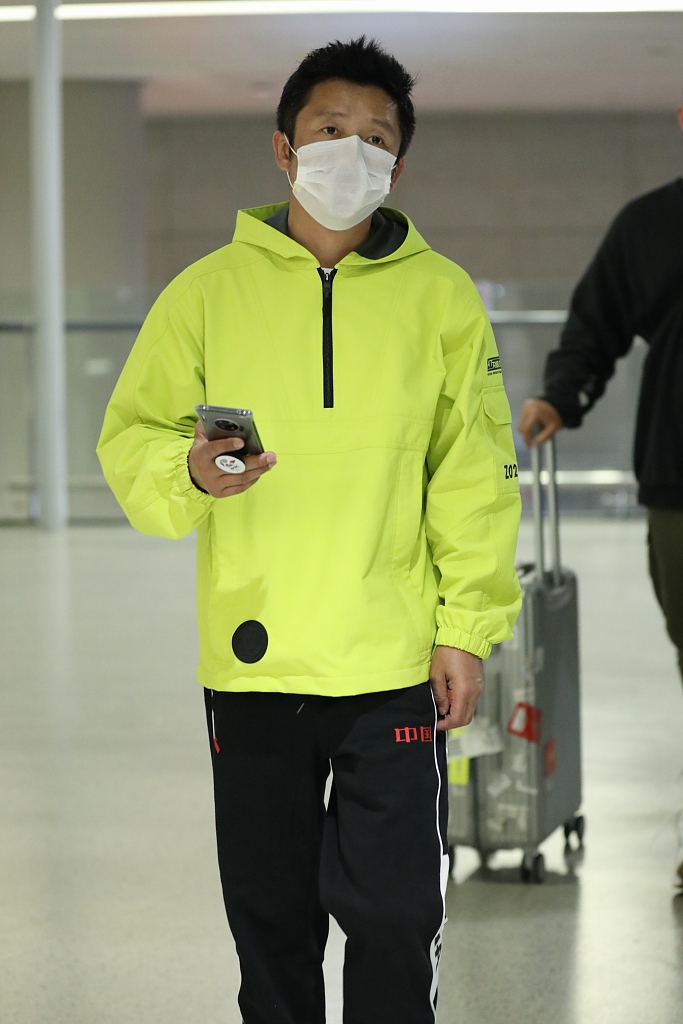 邹市明独自低调现身一路忙看手机 穿运动衣造型清新休闲