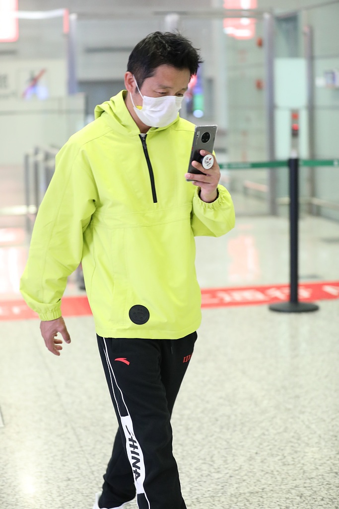 邹市明独自低调现身一路忙看手机 穿运动衣造型清新休闲