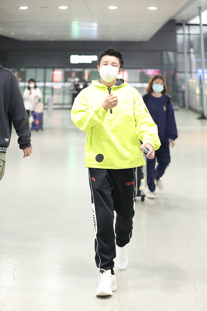 邹市明独自低调现身一路忙看手机 穿运动衣造型清新休闲