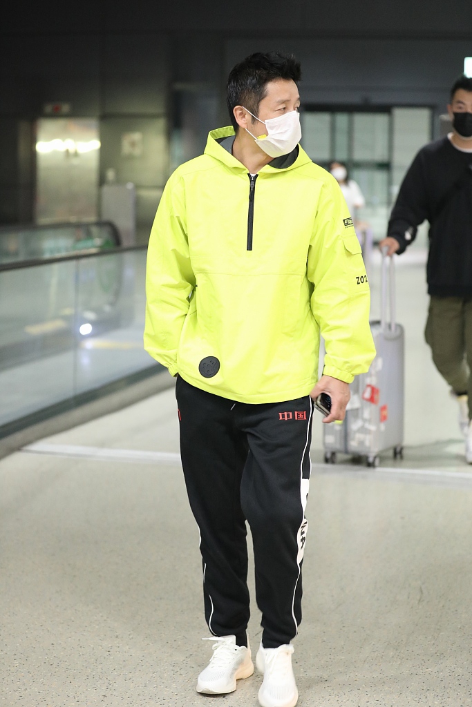 邹市明独自低调现身一路忙看手机 穿运动衣造型清新休闲