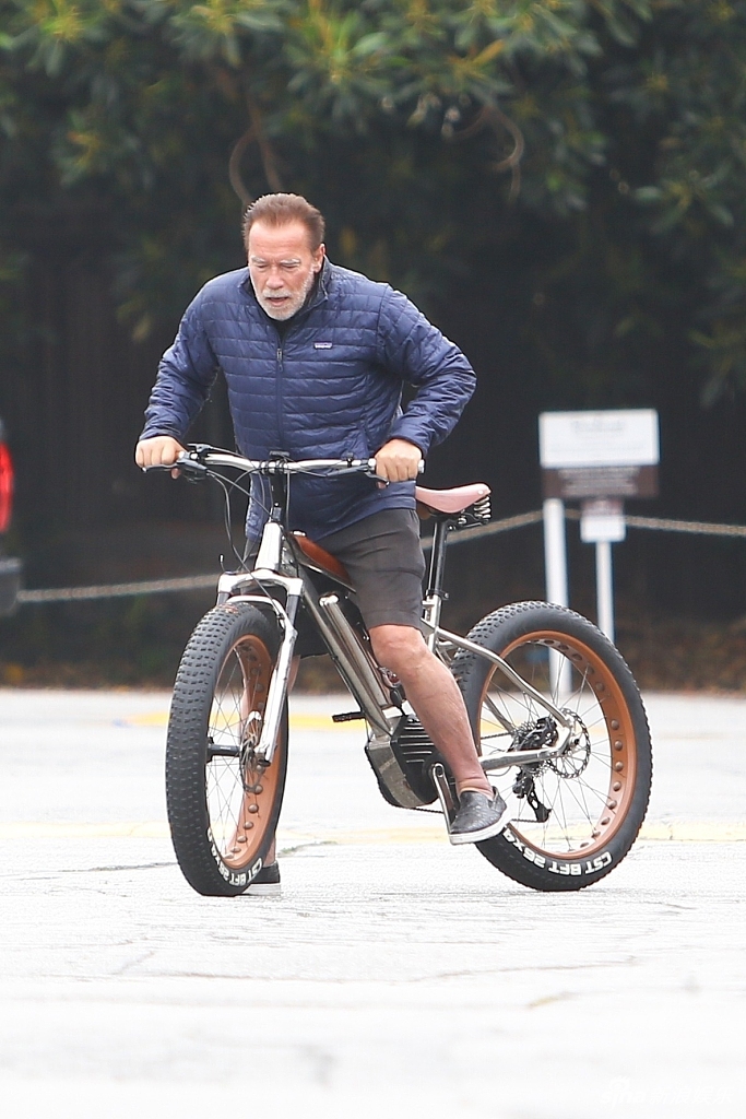 73岁施瓦辛格穿羽绒服街头骑行 全程领先友人宝刀不老