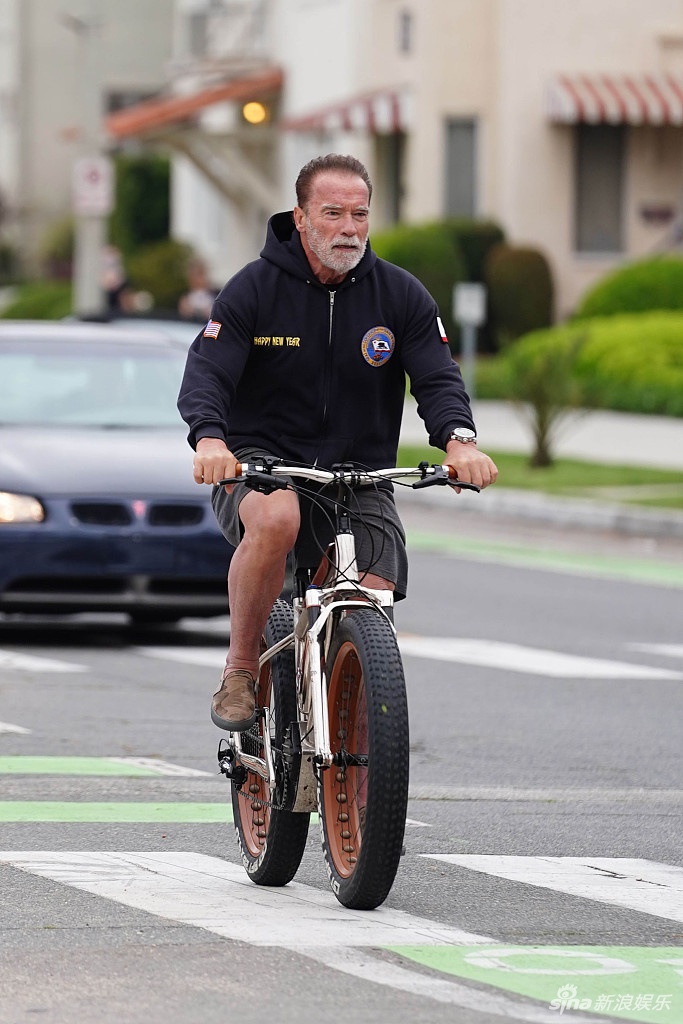 施瓦辛格老当益壮硬汉范十足 带儿子骑车健身全程领先
