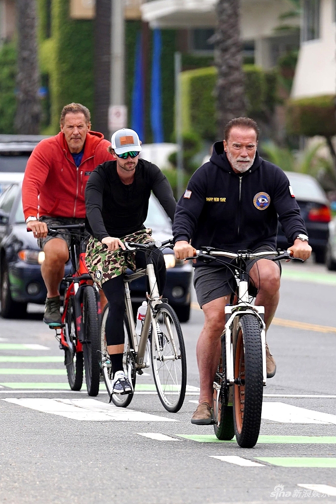 施瓦辛格老当益壮硬汉范十足 带儿子骑车健身全程领先