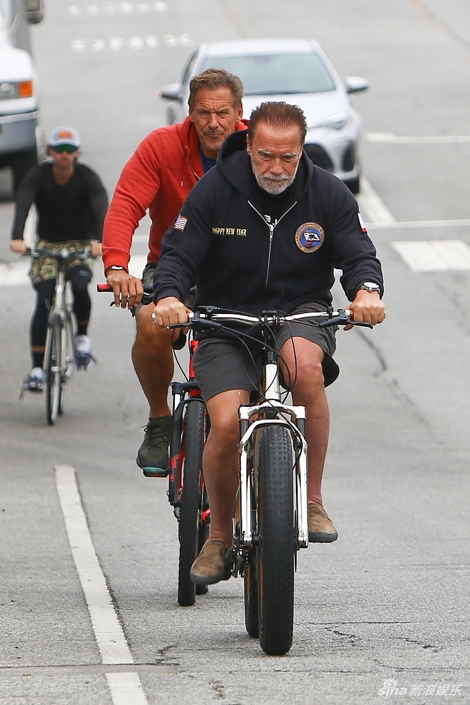 施瓦辛格老当益壮硬汉范十足 带儿子骑车健身全程领先