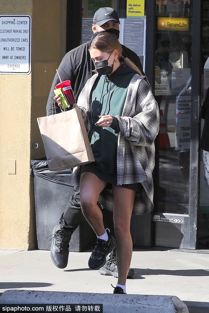 詹娜与好友海莉出街健身 优秀曲线+大长腿吸睛