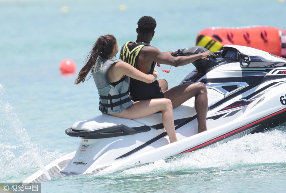 拉什福德携女友度假驾驶摩托艇海上驰骋