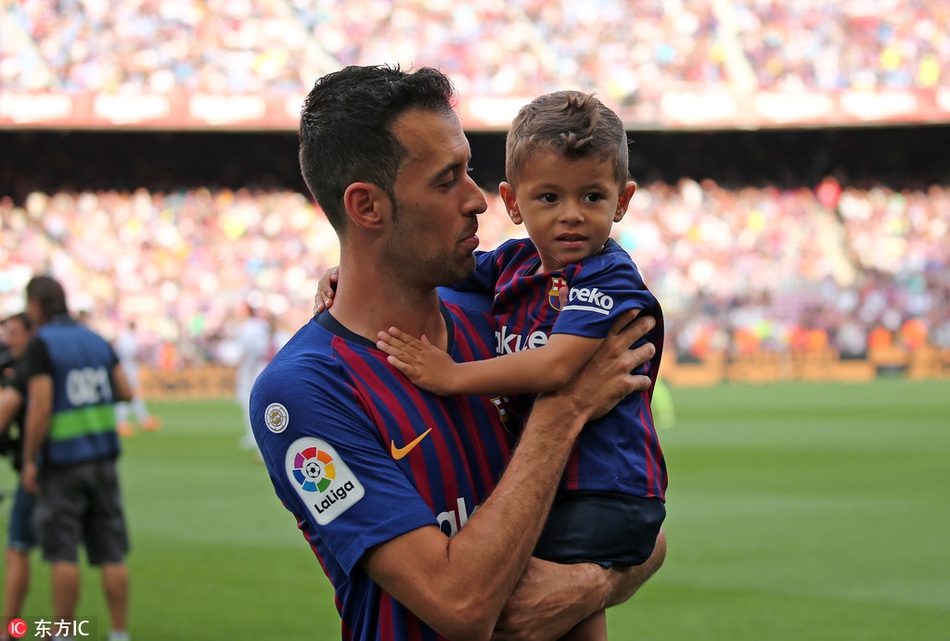 巴萨众星家人亮相诺坎普
