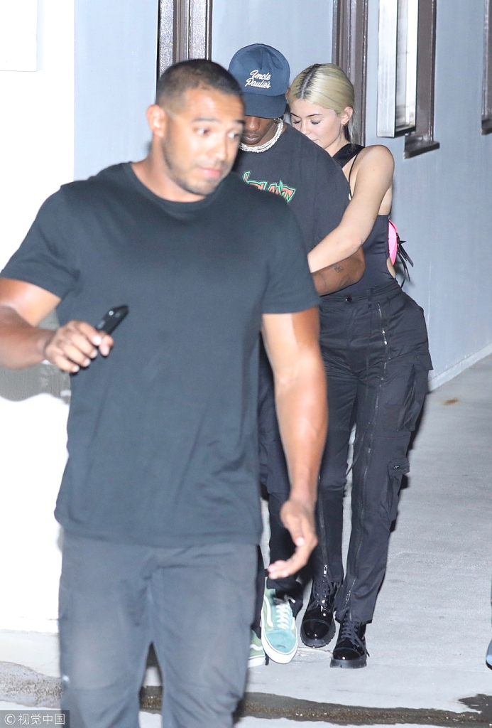 卡戴珊小妹凯莉约会环抱男友甜skr人 一路牵手似连体婴儿