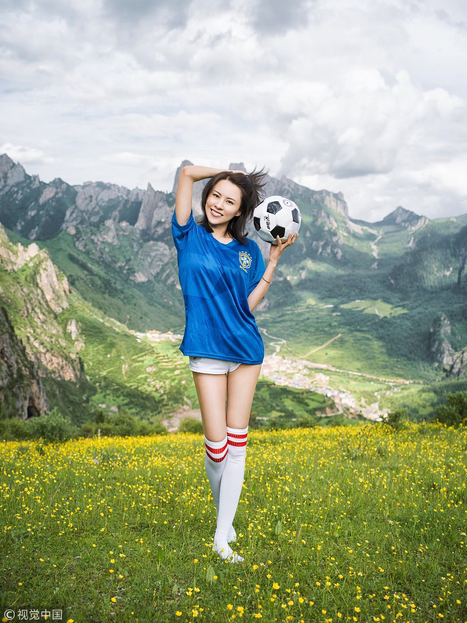 足球宝贝户外写真演绎睡美人 超短球裤尽显纤细长腿