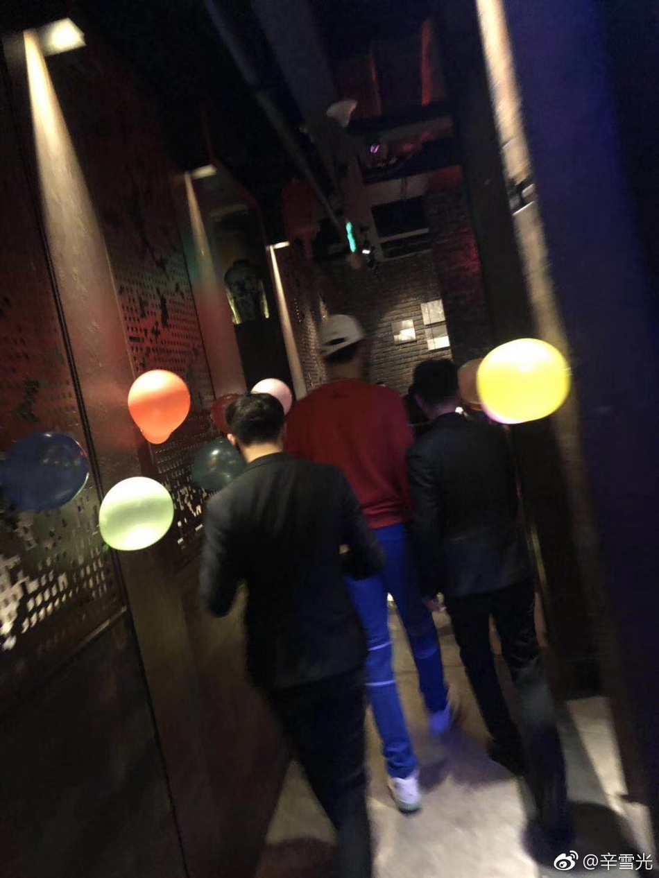 孙杨不受风波影响与友人聚餐庆祝小年