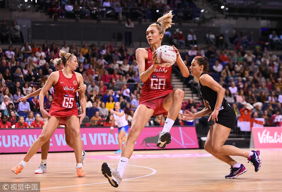 英式篮球甜心霍斯比“以腿服人”