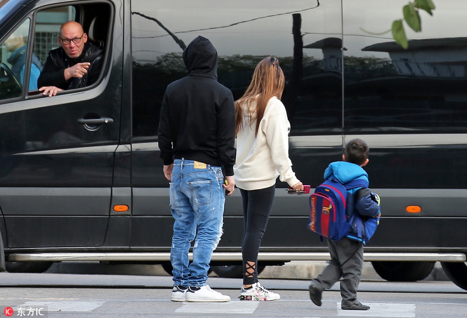 梅西夫妇一起接儿子放学