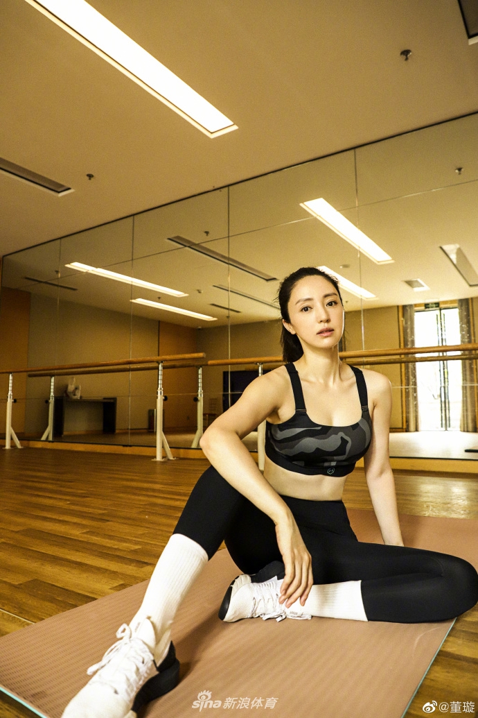 董璇穿健身服露马甲线在线求夸 胡兵捧场回复“太棒了”