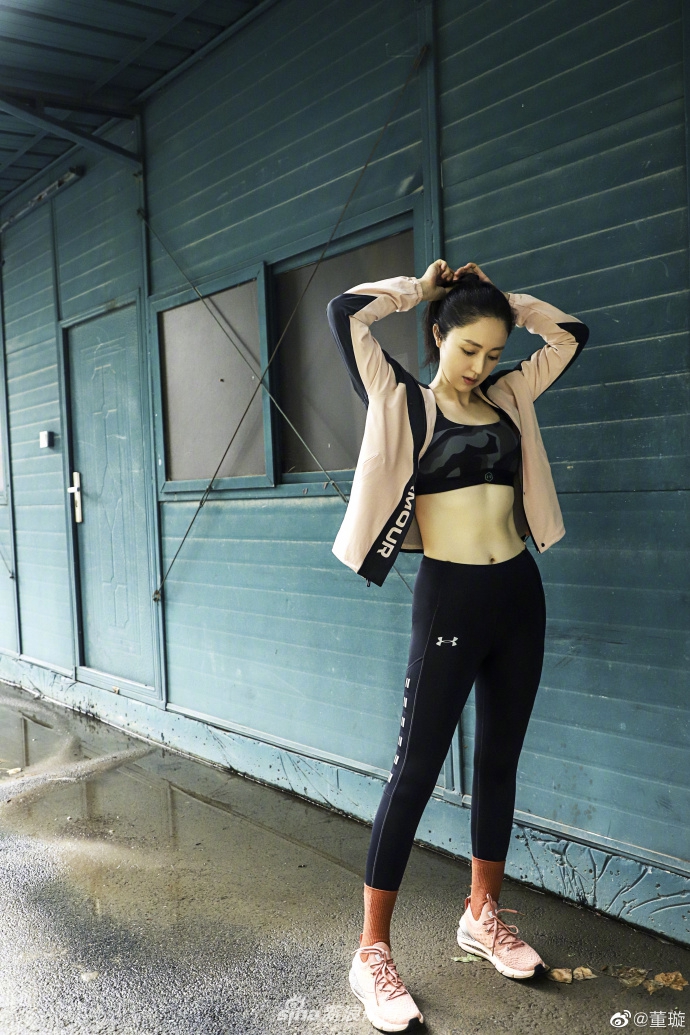 董璇穿健身服露马甲线在线求夸 胡兵捧场回复“太棒了”