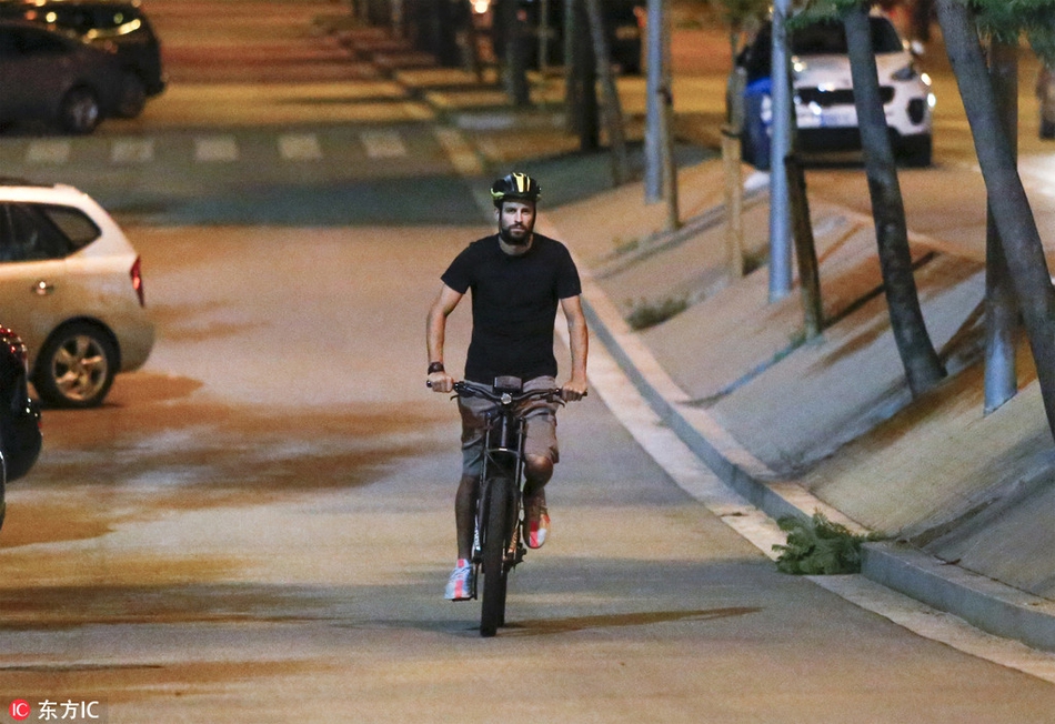 皮克骑自行车离开训练基地