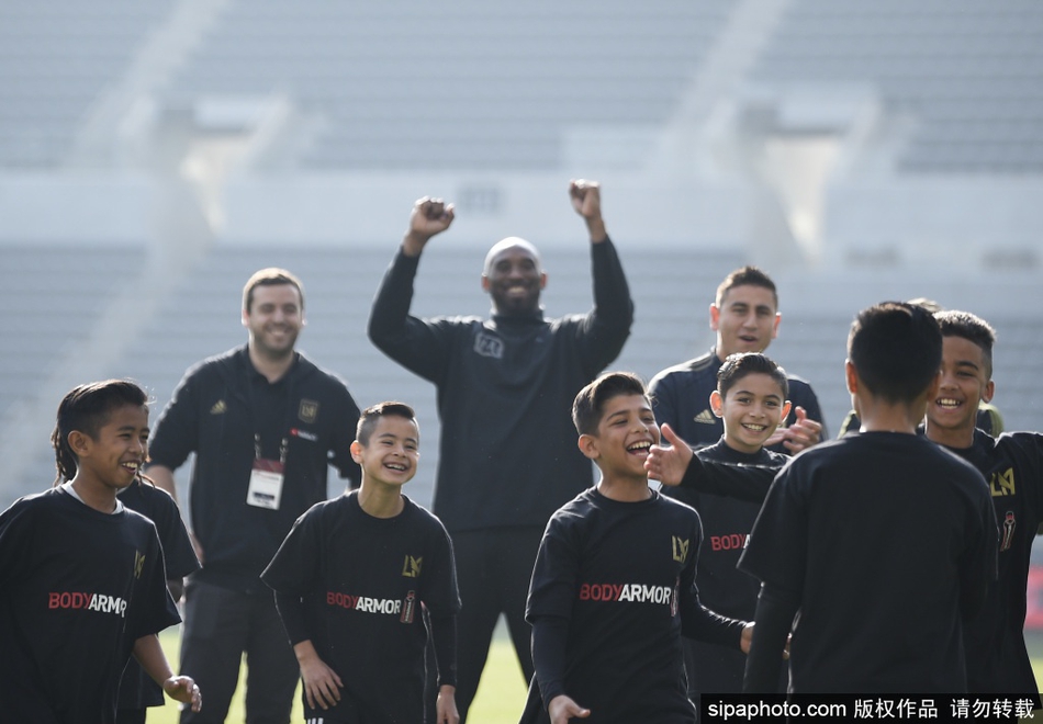 眼神犀利！科比出席活动还是那么帅