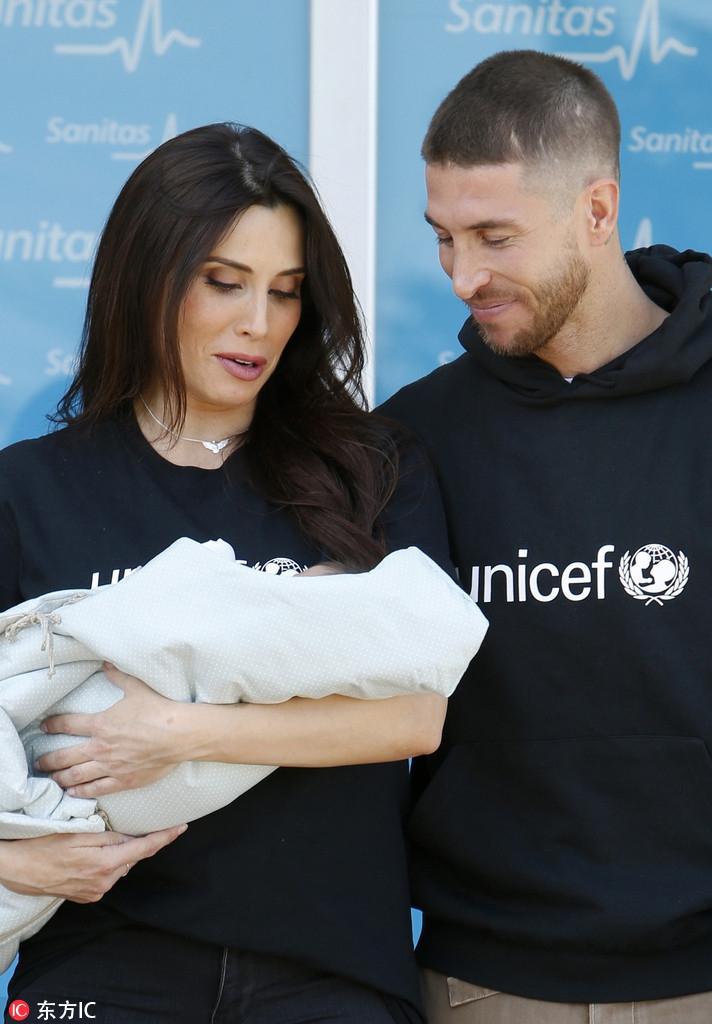 拉莫斯夫妇携襁褓中宝贝公开面对媒体