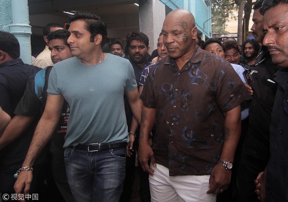 泰森现身孟买贫民窟学校献爱心 对镜头比V老拳王心不老