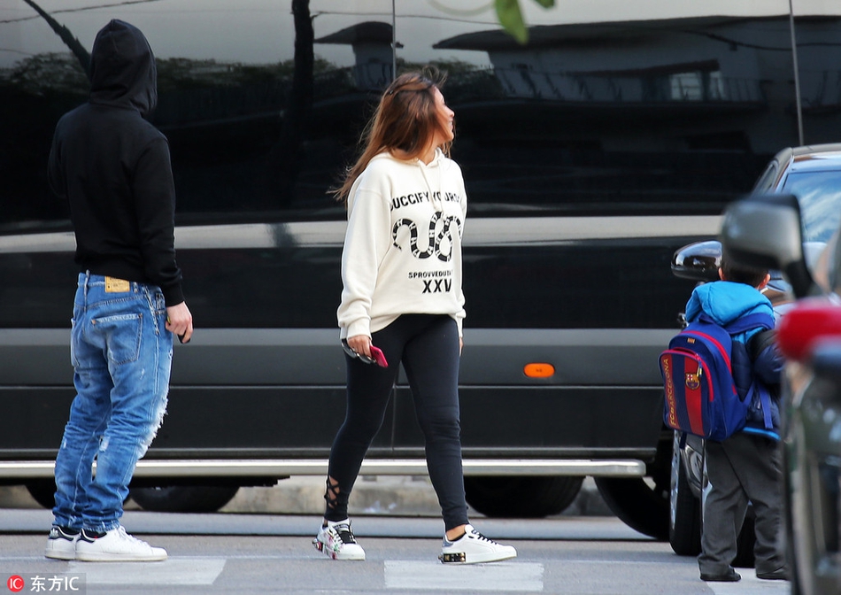 梅西夫妇一起接儿子放学