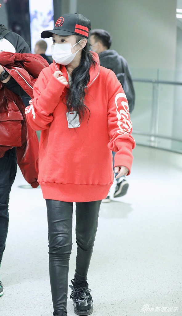 冉莹颖红卫衣棒球帽青春减龄 独自亮相不见老公陪伴
