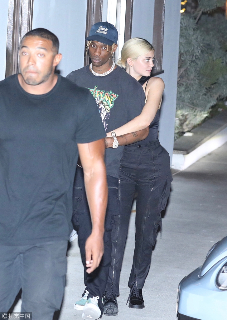 卡戴珊小妹凯莉约会环抱男友甜skr人 一路牵手似连体婴儿