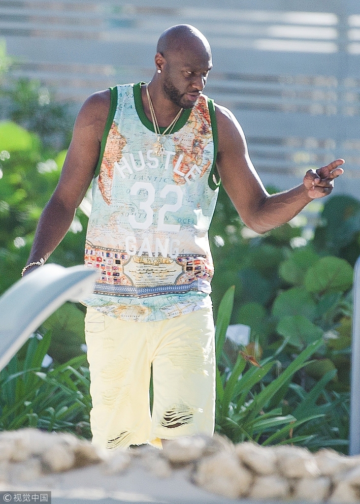 奥多姆携神秘女友海岛度假 手牵手秀恩爱女伴肥臀吸睛