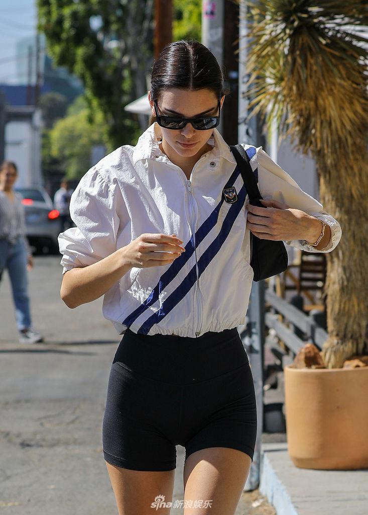 身材逆天！“肯豆”与男友人外出聚餐 穿超短裤腿长两米