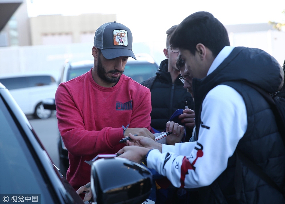 梅西苏牙机场现身 遇热情球迷围堵求签名合影