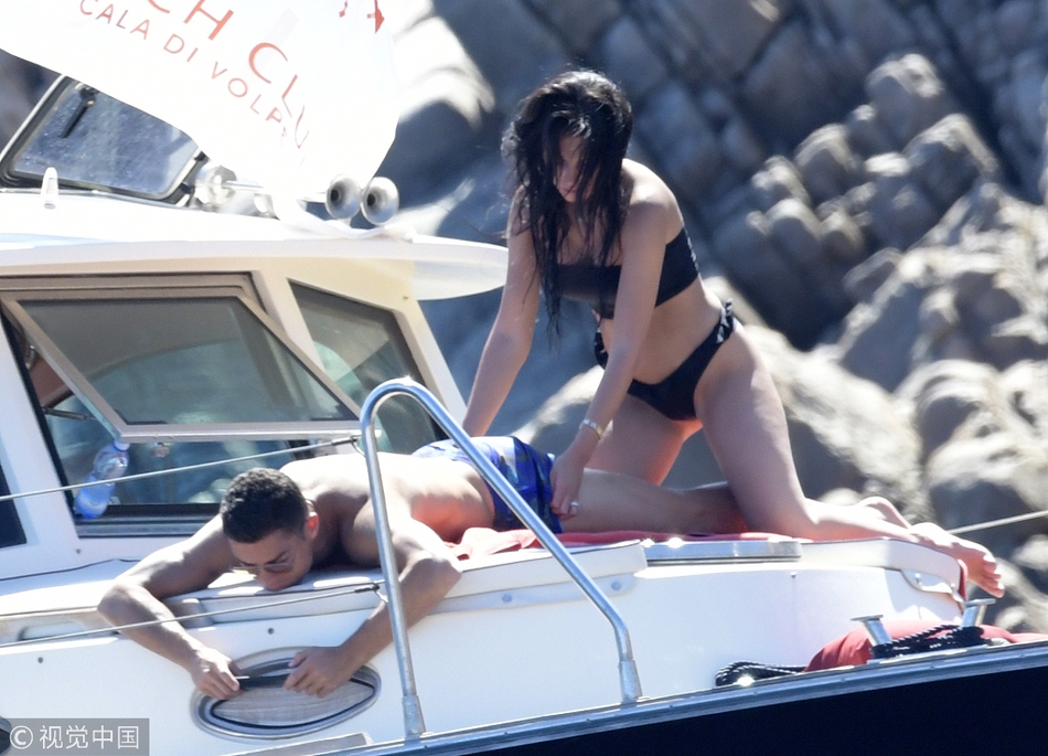 C罗赤膊趴甲板上玩手机获女友骑身按摩