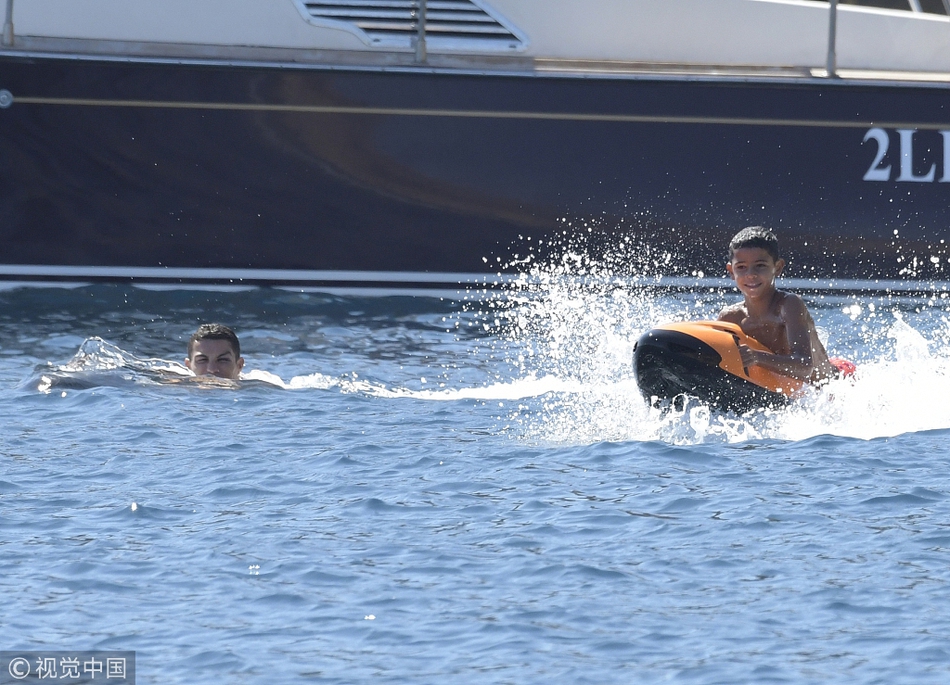 C罗赤膊趴甲板上玩手机获女友骑身按摩