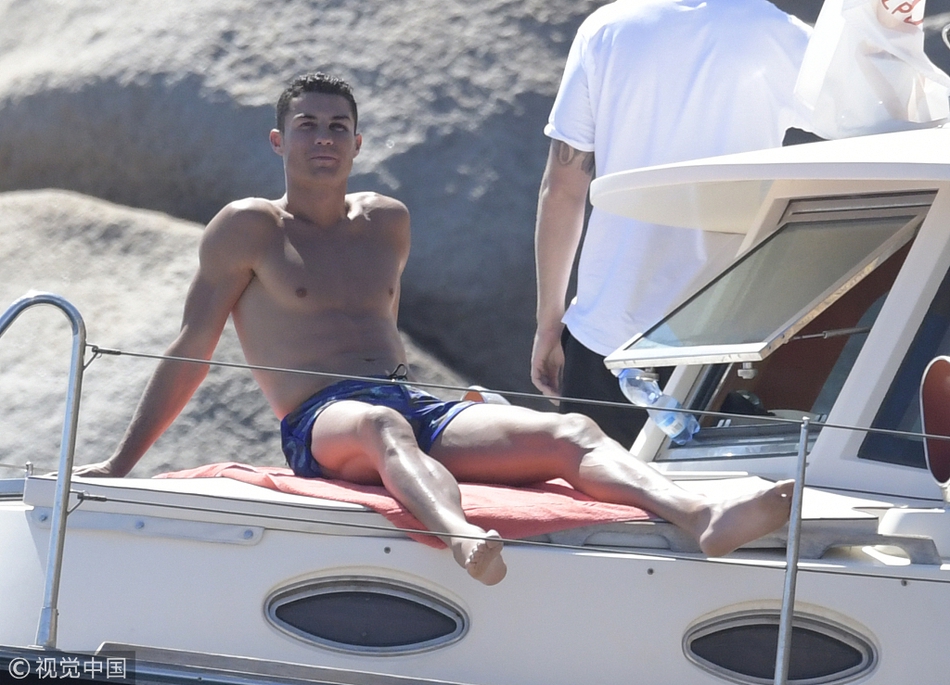 C罗赤膊趴甲板上玩手机获女友骑身按摩