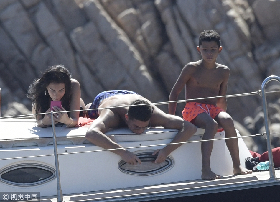 C罗赤膊趴甲板上玩手机获女友骑身按摩