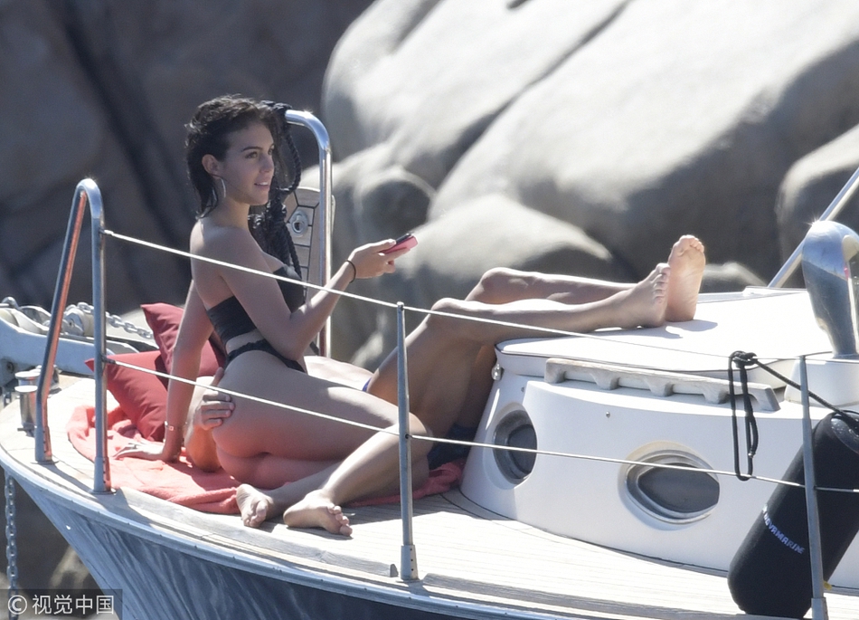 C罗赤膊趴甲板上玩手机获女友骑身按摩