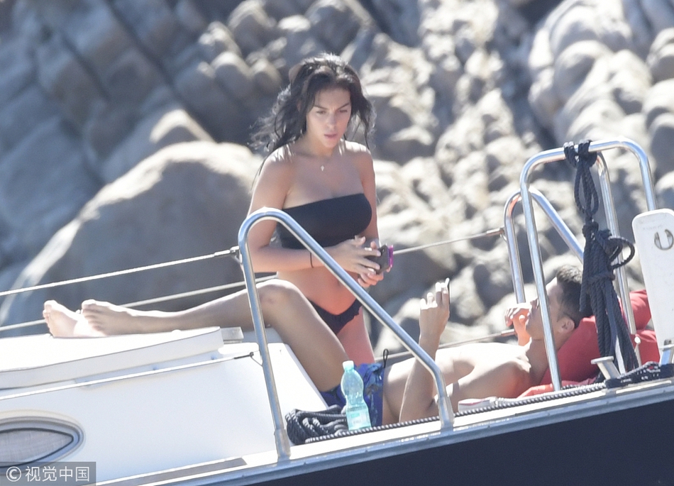 C罗赤膊趴甲板上玩手机获女友骑身按摩